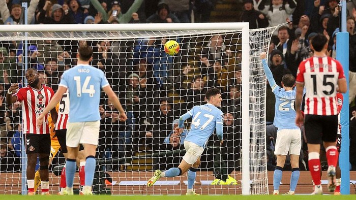 Ruben Dias merayakan gol jarak jauhnya yang membuka kemenangan 3-0 Manchester City atas Sunderland di Etihad Stadium.