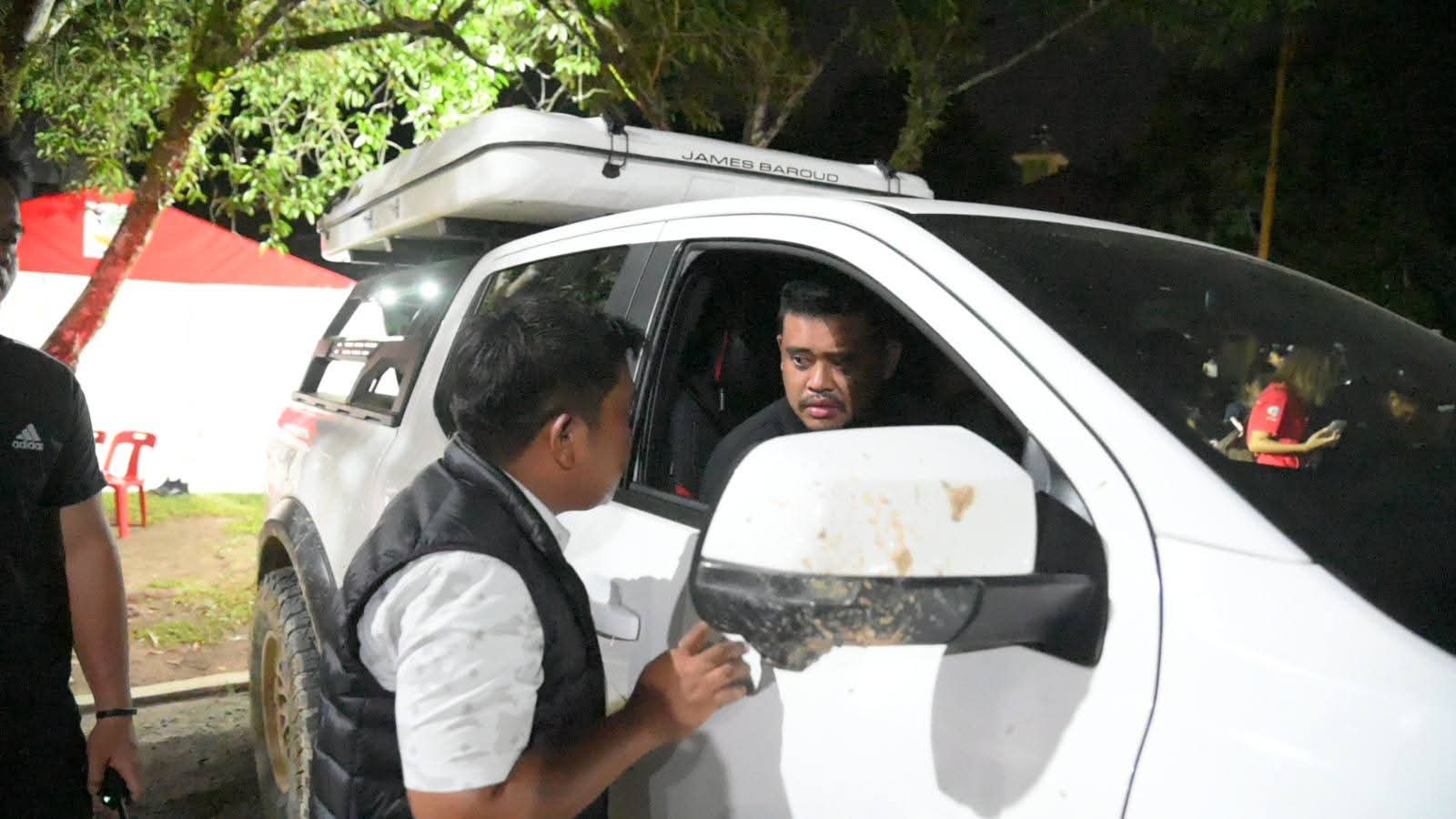 Wali Kota Sibolga Akhmad Syukri Nazry Penarik bersama Gubernur Sumatera Utara Bobby Nasution saat meninjau Posko Terpadu Gabungan SAR di Gedung Nasional Sibolga.