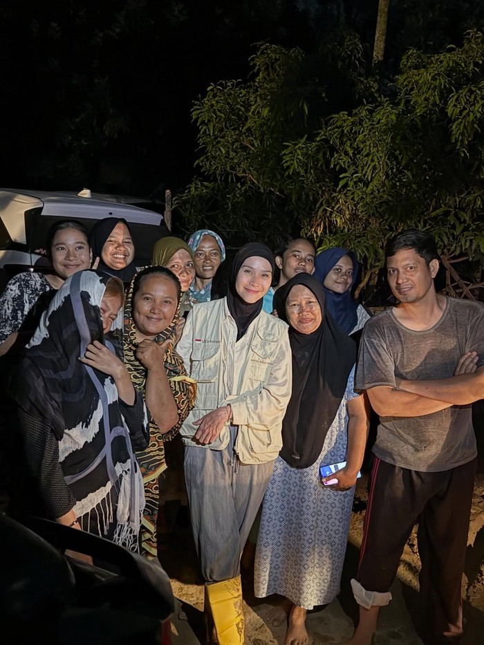 Zaskia Adya Mecca saat menyalurkan bantuan untuk warga terdampak banjir dan longsor di Aceh.