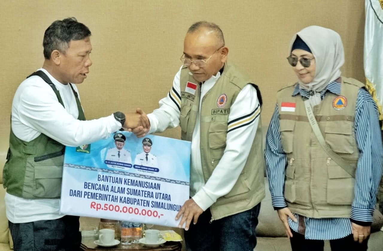 Bupati Simalungun Anton Achmad Saragih menyerahkan bantuan kemanusiaan kepada Pemkab Tapteng untuk korban banjir dan longsor.