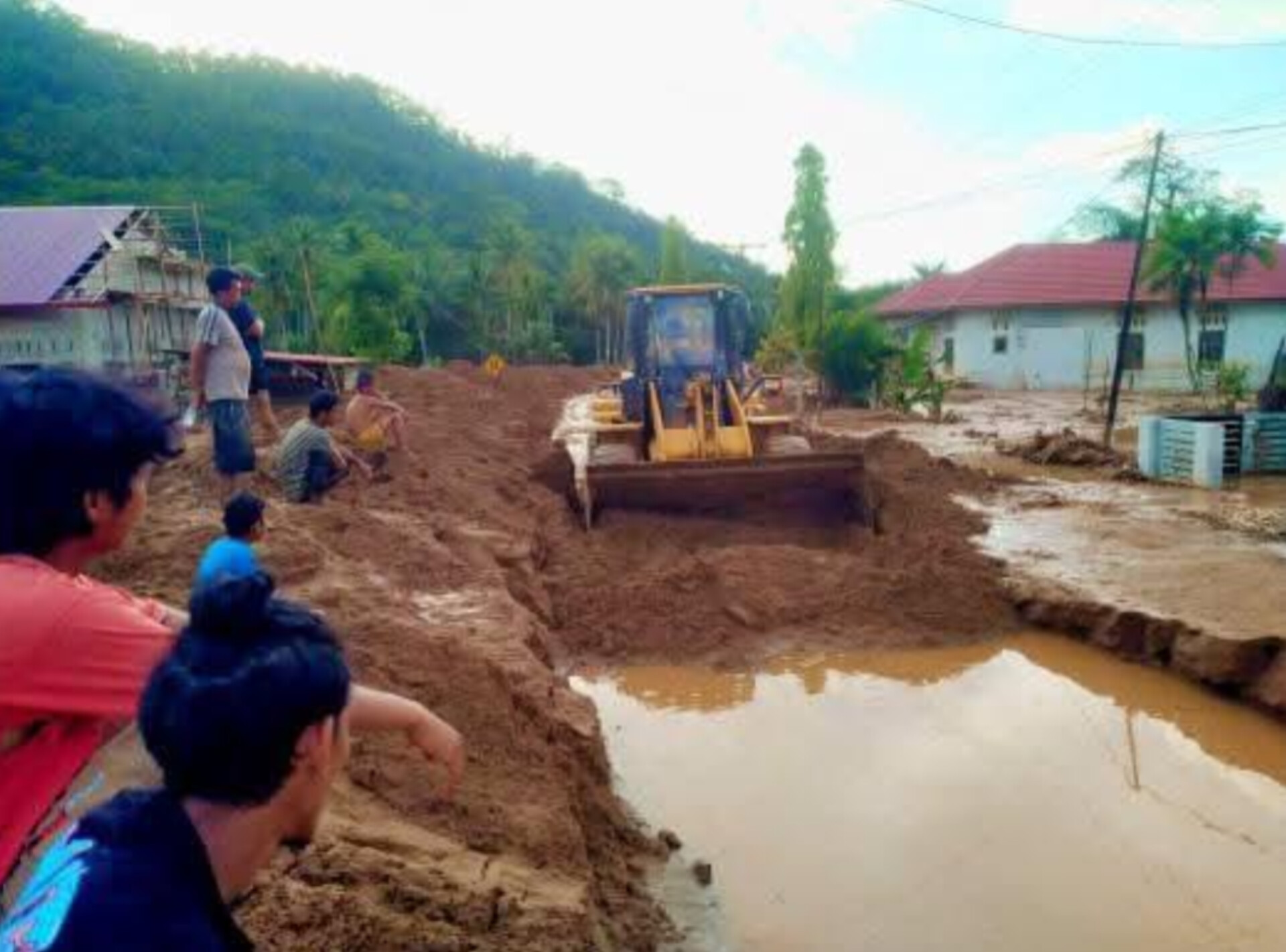 Alat berat milik Pemkab Tapteng bekerja membersihkan material banjir bandang di Kecamatan Tukka, beberapa hari lalu.