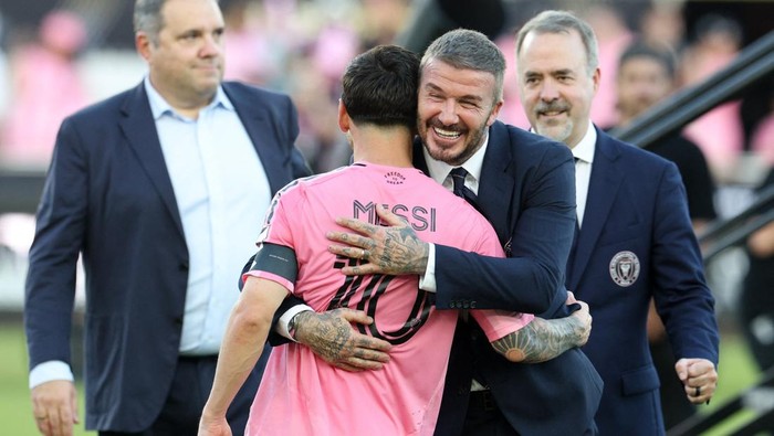 David Beckham memeluk Lionel Messi yang meraih trofi MLS 2025 bersama Inter Miami, menjadi orang pertama yang juara sebagai pemain dan pemilik klub.