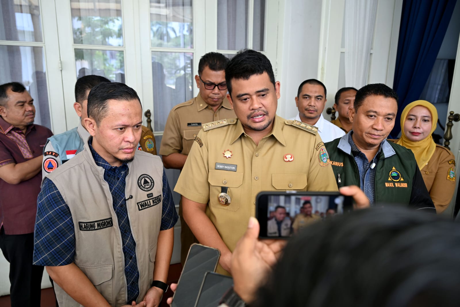 Gubernur Sumatera Utara Muhammad Bobby Afif Nasution menerima bantuan secara simbolis dari Wali Kota Pekanbaru Agung Nugroho di Rumah Dinas Gubernur Sumut, Jalan Sudirman No. 41 Medan, Selasa (9/12).