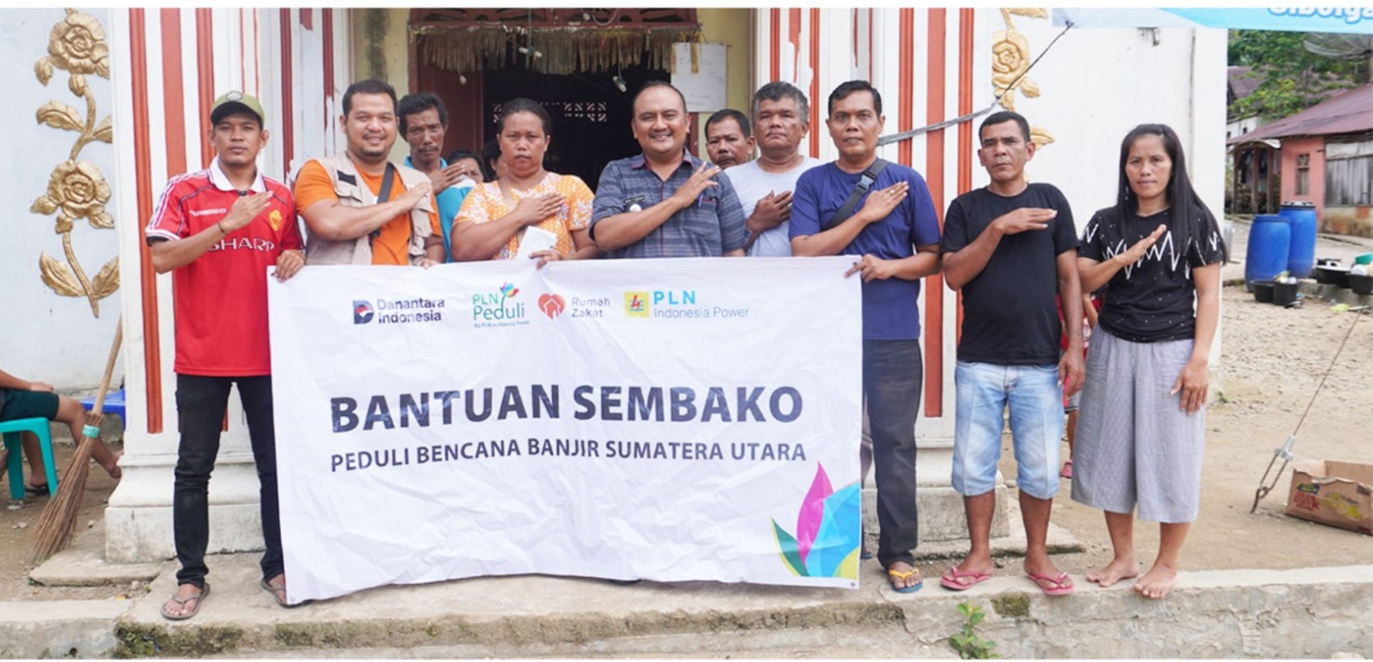 PLN Indonesia Power UBP Labuhan Angin saat memberikan bantuan sembako ke salah satu posko pengungsian di Tapteng. (Darwis Halawa/MetrdoDaily)