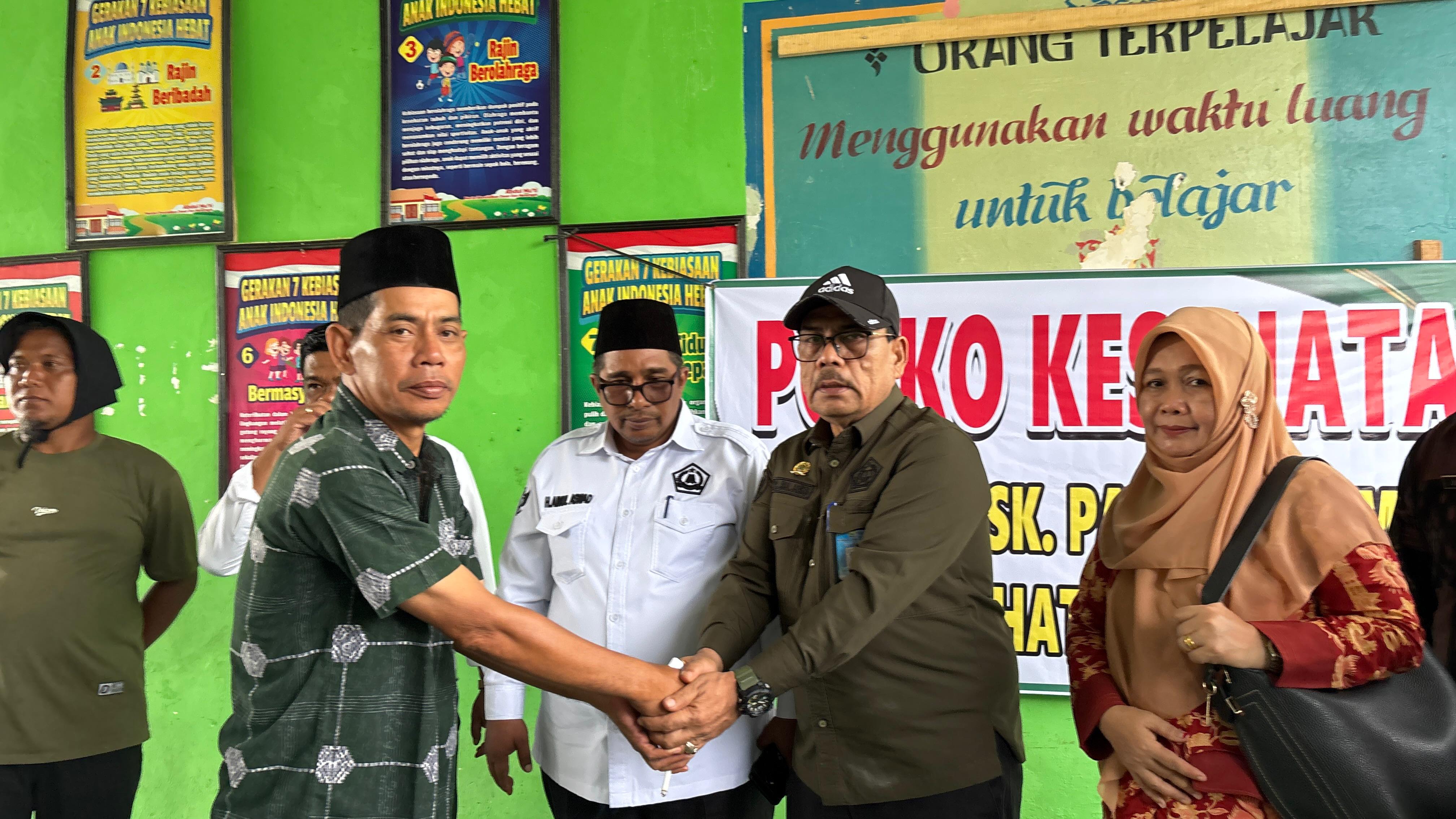 Kepala Kantor Kemenag Kabupaten Simalungun, Dr.H.Bahrum Saleh saat menyerahkan bantuan.
