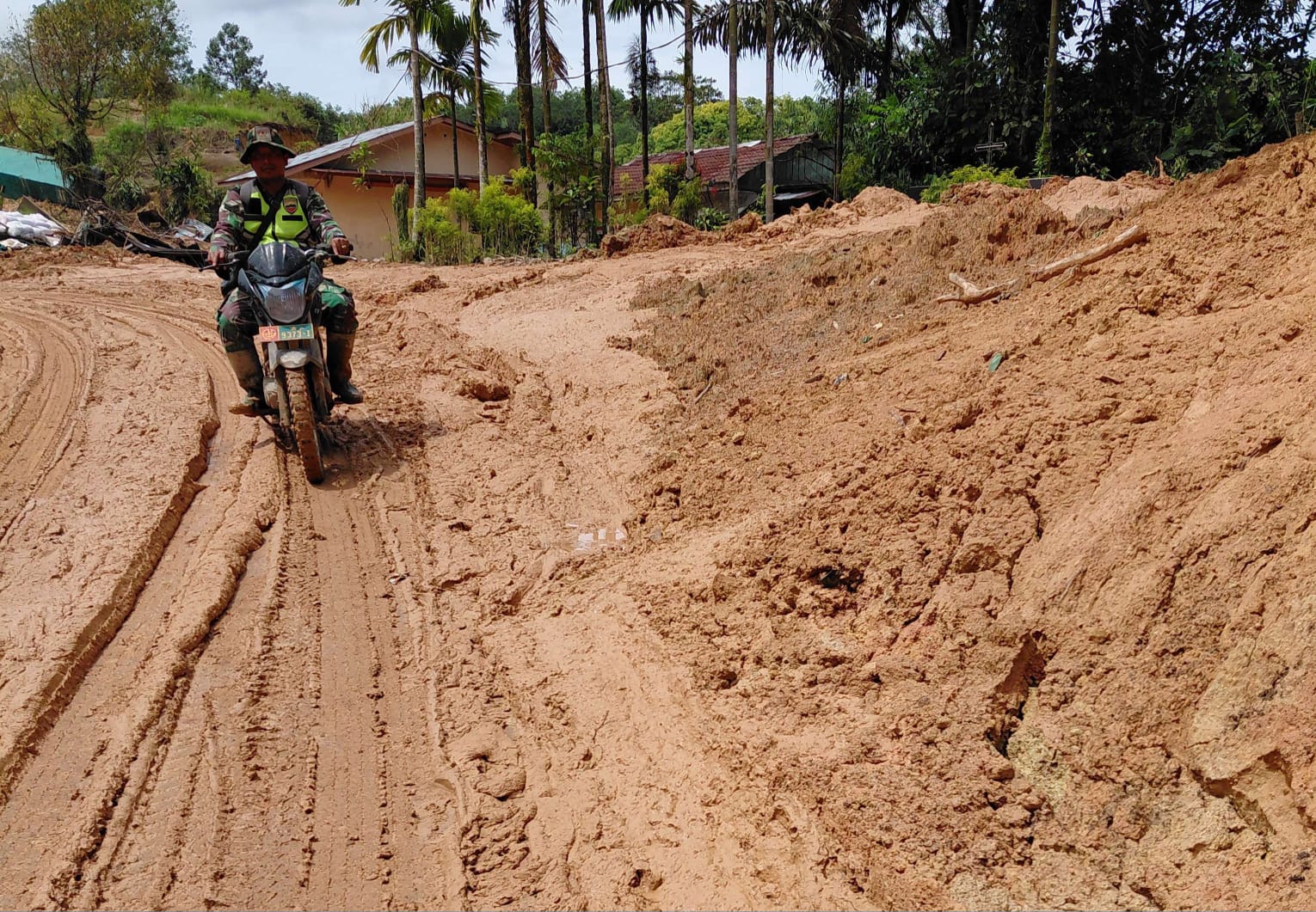 Petugas TNI&ndash;Polri dan alat berat membersihkan material longsor di jalur Tarutung&ndash;Tapanuli Tengah.