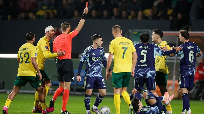 Justin Hubner mendapat kartu merah pada laga kontra Ajax Amsterdam.