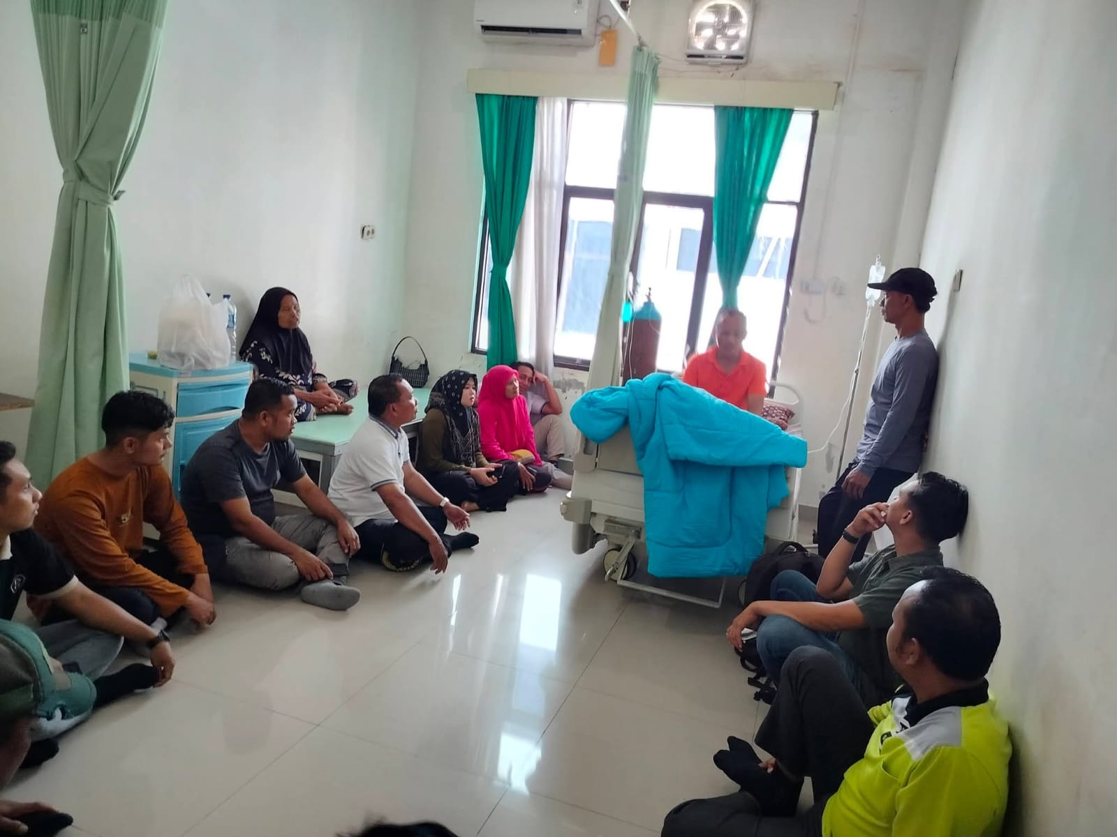Kepala Desa Gunung Melayu, Sahran Tanjung, bersama staf desa saat menjenguk Camat Kualuh Selatan, Suwedi, di RSU Aekkanopan.