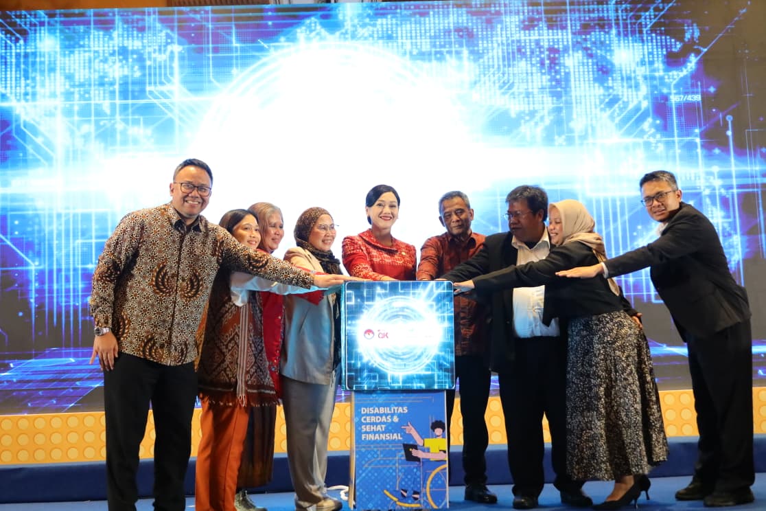 Kepala Eksekutif Pengawas Perilaku Pelaku Usaha Jasa Keuangan OJK Friderica Widyasari Dewi meluncurkan Buku Pedoman Literasi Keuangan bagi Penyandang Disabilitas pada peringatan Hari Disabilitas.