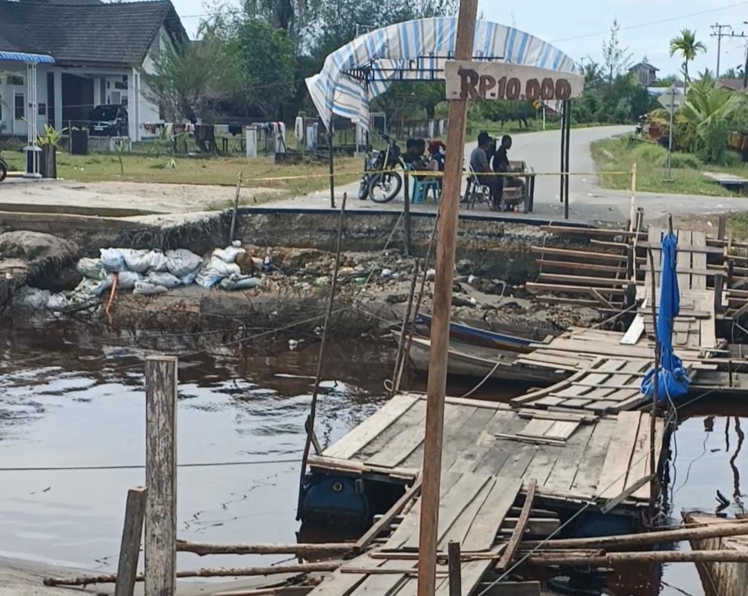 Kondisi jembatan yang putus total akibat banjir besar yang melanda Aceh Singkil pada 26 November lalu. Hingga kini akses belum diperbaiki sehingga warga bergantung pada jembatan darurat swadaya.