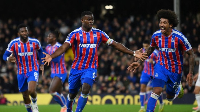 Marc Guehi merayakan gol penentu kemenangan Crystal Palace atas Fulham di Craven Cottage.