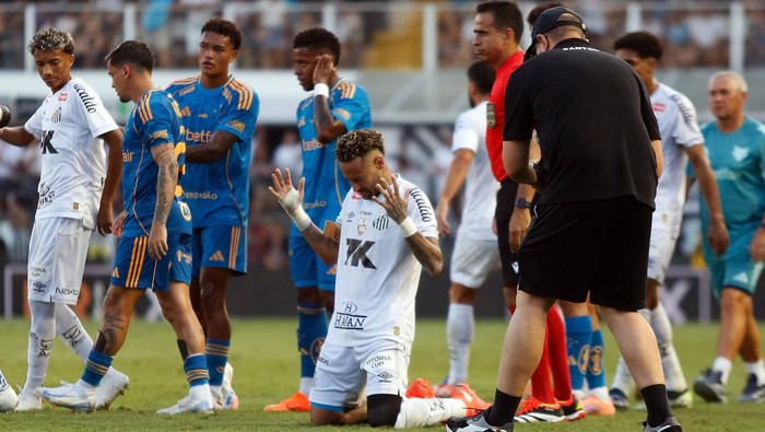 Neymar tetap tampil dan mencetak gol meski cedera, memastikan Santos lolos dari ancaman degradasi.