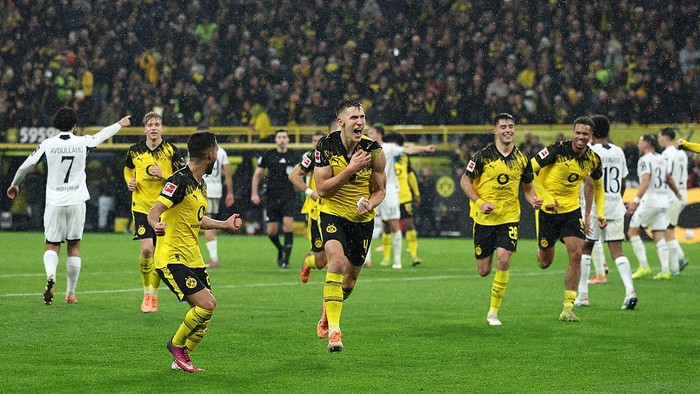 Para pemain Borussia Dortmund merayakan gol ke gawang Hoffenheim di Signal-Iduna Park.
