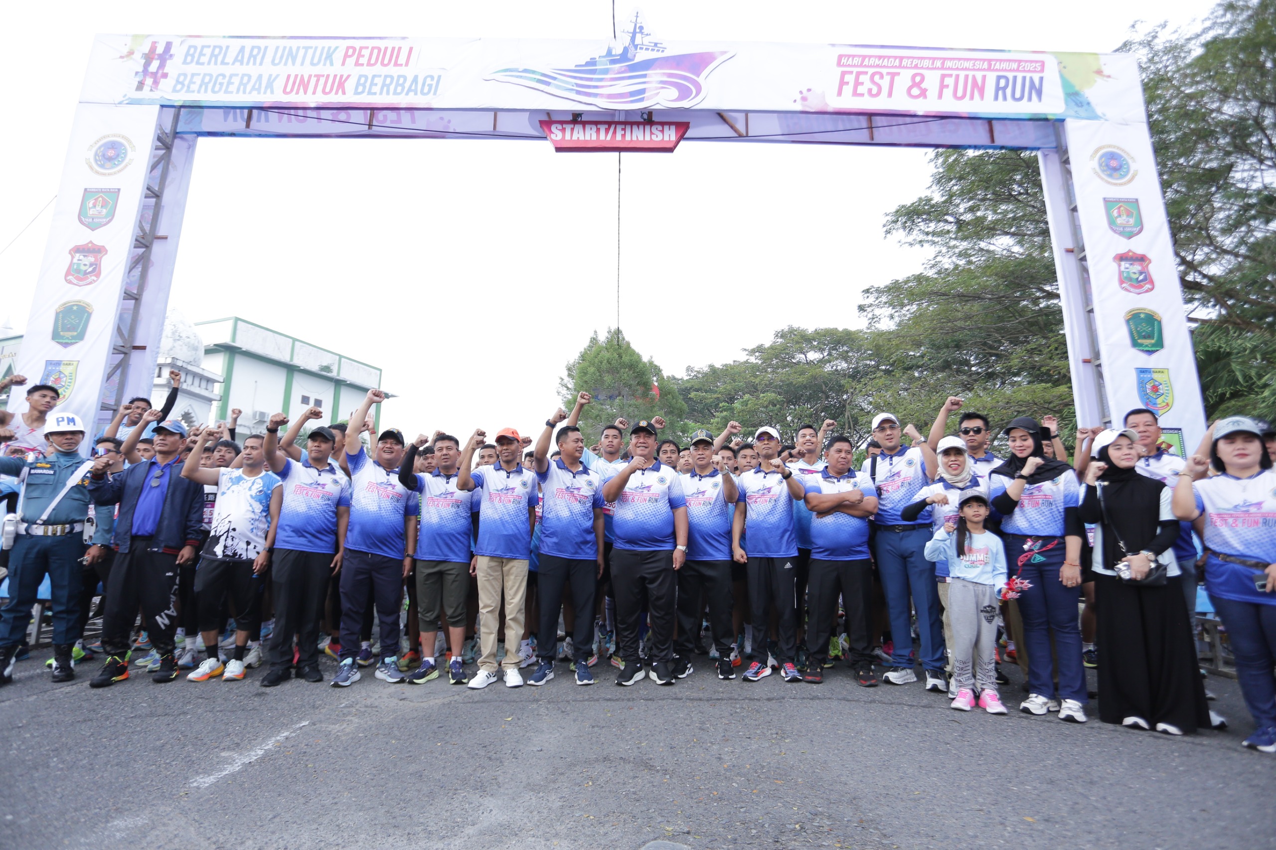 Peserta mengikuti jalan santai dan marathon 3K serta 5K pada Fest & Fun Run Lanal TBA di Hutan Kota, Kisaran.
