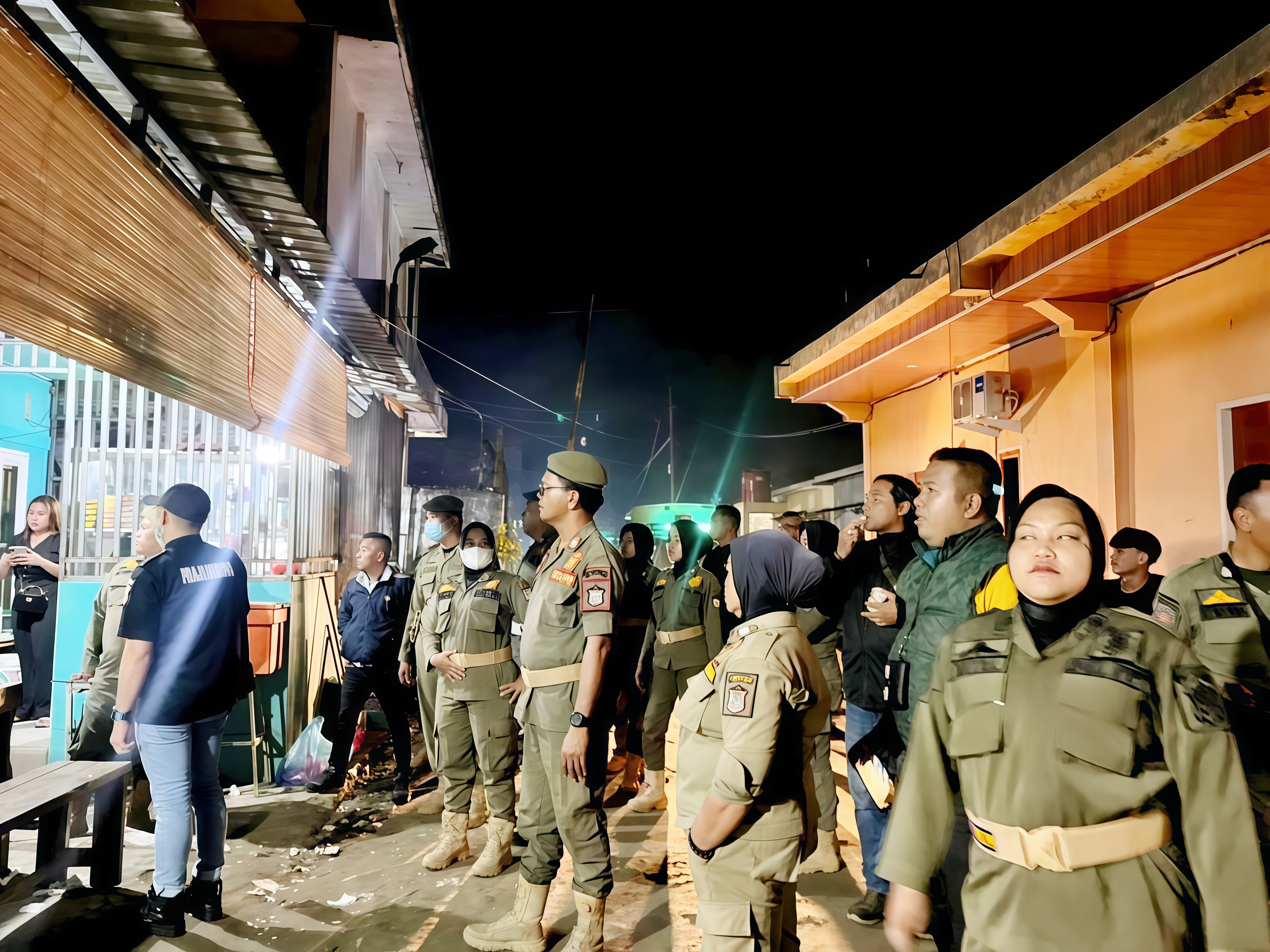 Petugas Satpol PP Tanjungbalai saat menggelar razia pekat di sejumlah penginapan dan rumah kos.