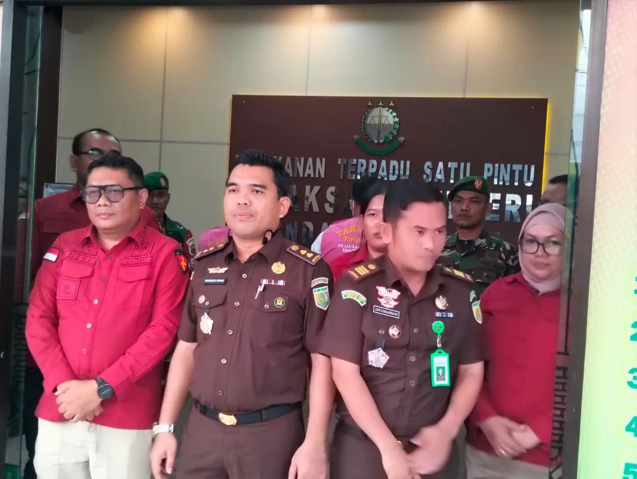 Plt Kajari Mandailing Natal, Yos Arnold Tarigan, bersama jajaran saat menahan dua tersangka kasus korupsi dana peremajaan sawit senilai Rp1,996 miliar.