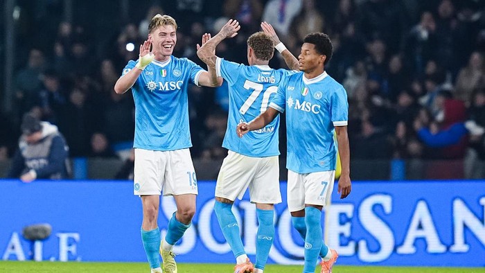 Rasmus Hojlund merayakan gol keduanya yang memastikan kemenangan Napoli atas Juventus di Stadion Diego Armando Maradona.