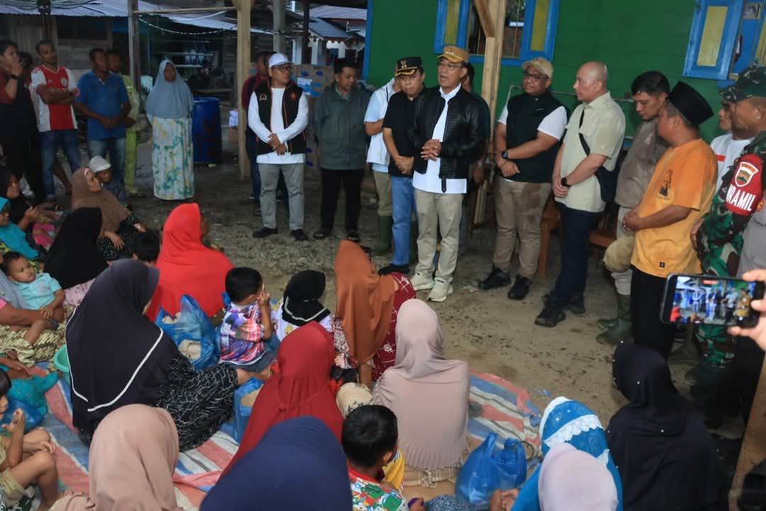 Bupati Tapsel H. Gus Irawan Pasaribu bersama Wakil Bupati, Anggota DPR RI Sabam Rajagukguk, serta rombongan meninjau Posko Pengungsian di Desa Tolang Jae.