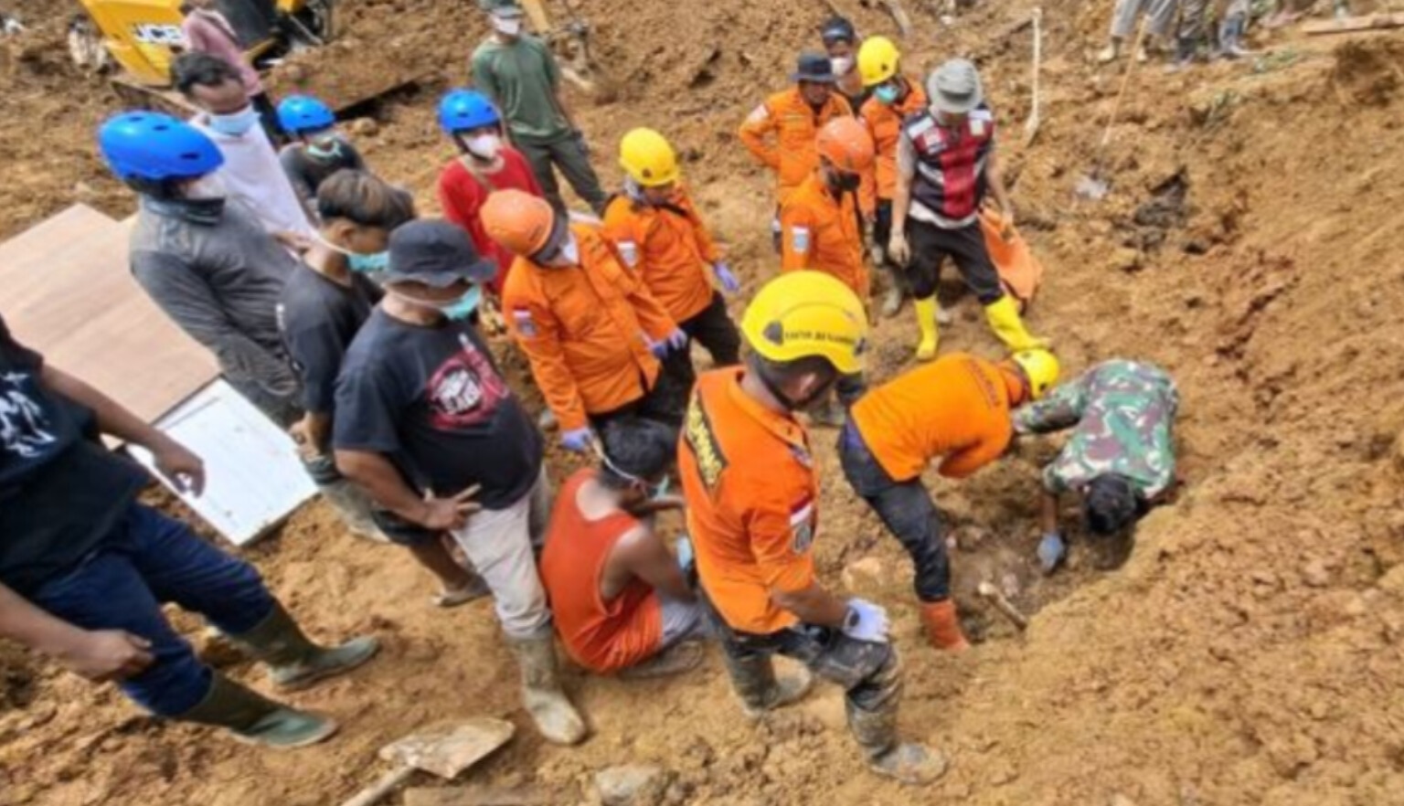 Tim SAR gabungan mengevakuasi korban longsor di Desa Bair, Tapteng. Pencarian diperluas dengan penyisiran darat dan pemantauan drone.