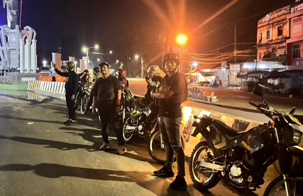 Timsus Dayok Mirah Polres Pematangsiantar saat melaksanakan patroli malam hingga subuh di wilayah hukum setempat.