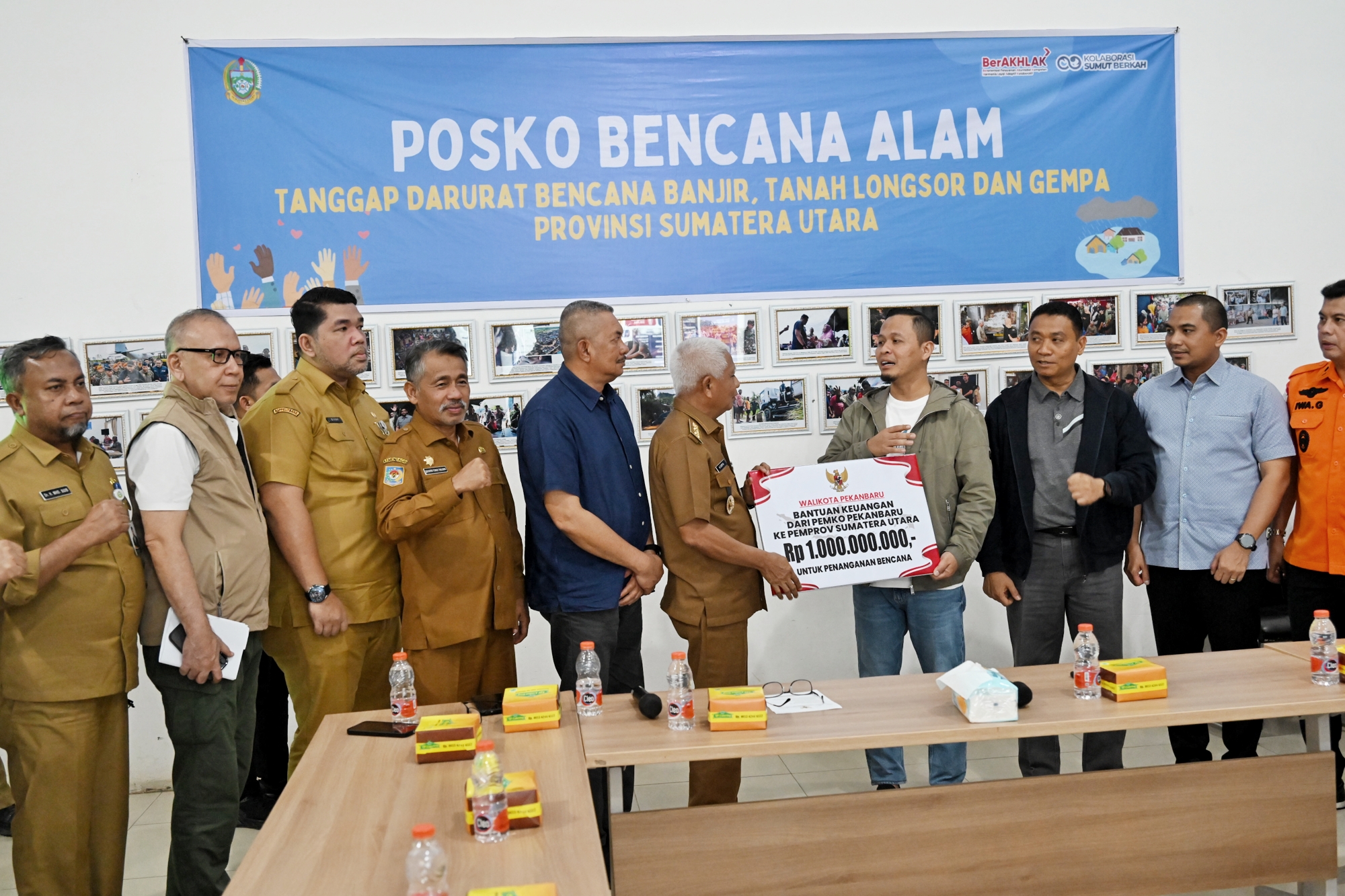 Wagub Sumut Surya didampingi Pj Sekdaprov Sulaiman Harahap menerima bantuan kemanusiaan Rp1 miliar dan logistik dari Walikota Pekanbaru Agung Nugroho dan Wakil Walikota Markarius Anwar di Posko.