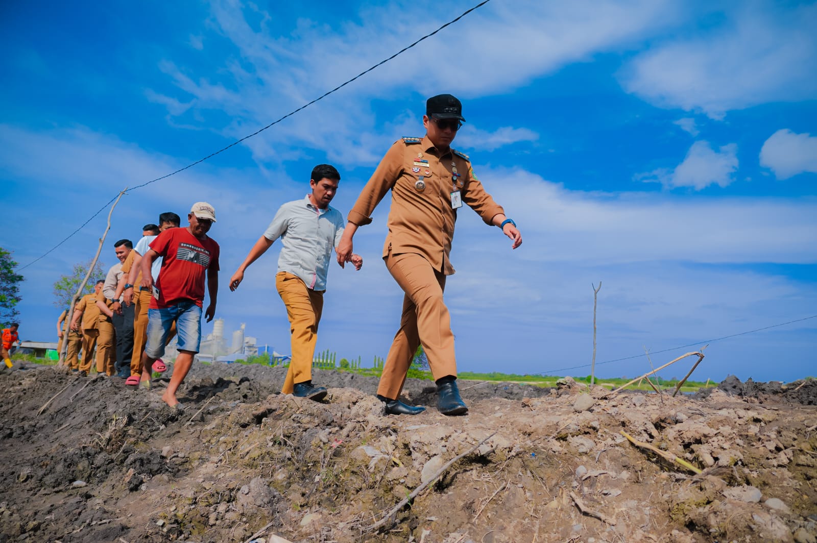 Wali Kota Medan Rico Waas meninjau tanggul jebol di Jalan Tandu Batang Kilat, Kel. Sei Mati, Medan Labuhan, Senin (8/12/2025). Perbaikan sepanjang 1 km segera dilakukan bersama SDABMBK dan warga.