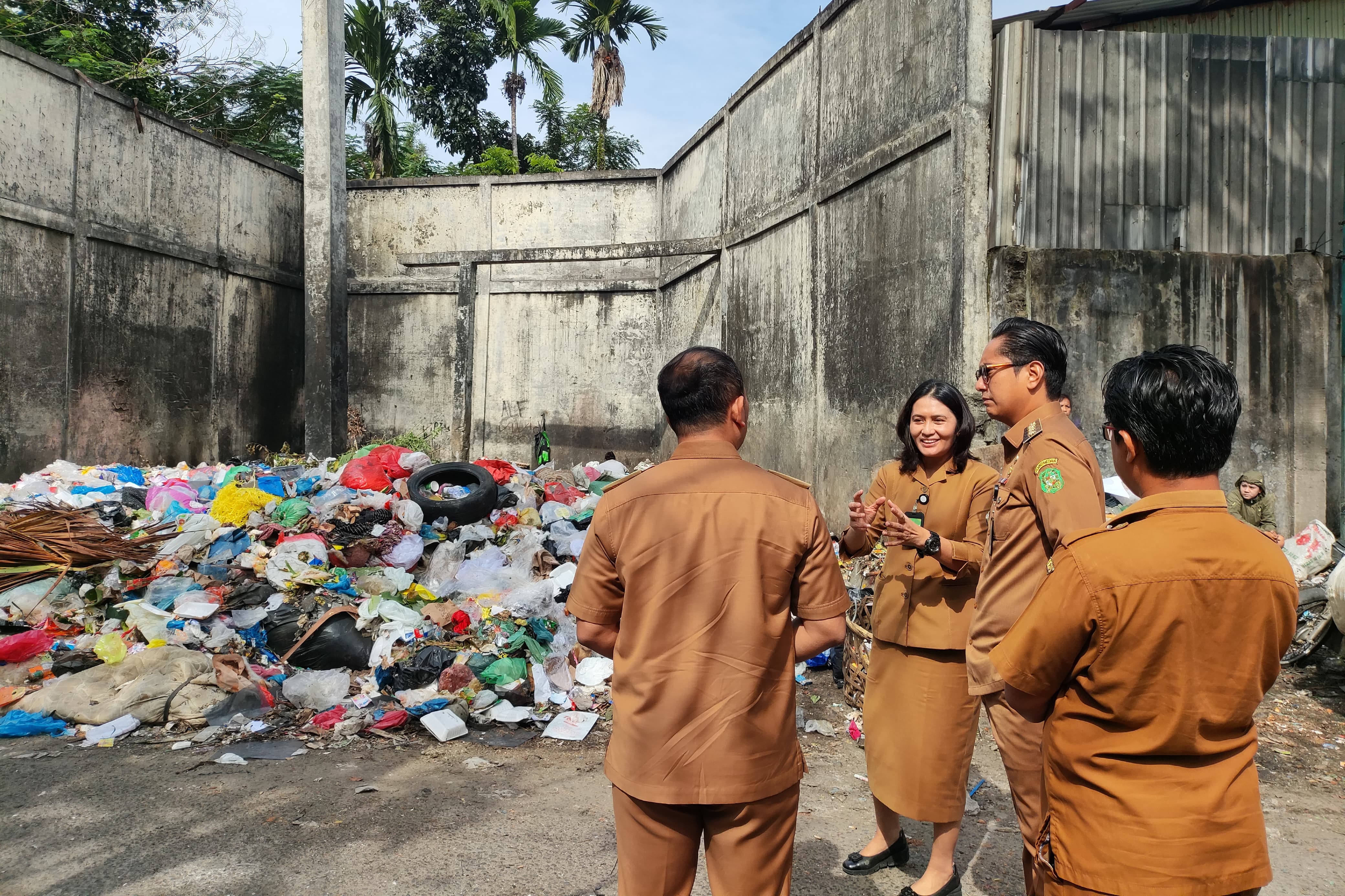 Wali Kota Medan Rico Waas meninjau penanganan sampah di TPS Titi Bobrok, Jalan Setia Budi, Medan Sunggal, Senin (8/12/2025), memantau proses pembersihan menggunakan excavator dan truk pengangkut.