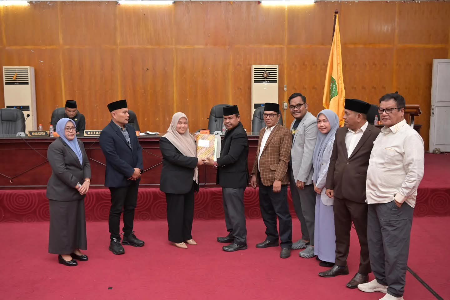 Wali Kota Padangsidimpuan, H. Letnan Dalimunthe, menyampaikan jawaban pandangan umum fraksi dalam rapat paripurna RAPBD T.A 2026 yang dipimpin Ketua DPRD Srifitrah Munawaroh Nasution.