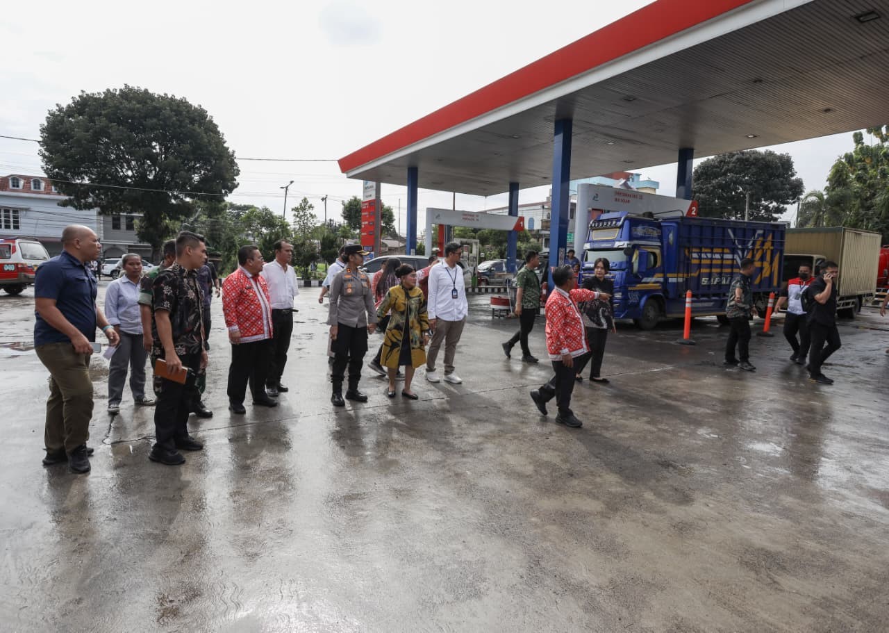 Wali Kota Pematangsiantar Wesly Silalahi meninjau salah satu SPBU di Kota Pematangsiantar untuk memastikan ketersediaan BBM.