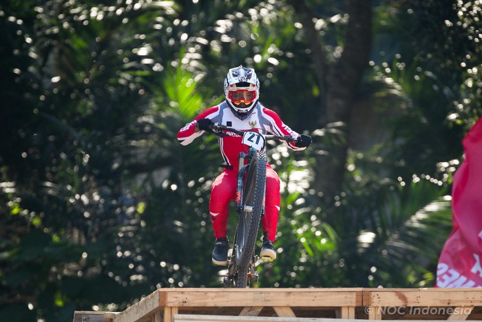 Atlet downhill Indonesia, Rendy Verara, saat melintasi jalur teknis di Khao Kheow Open Zoo sebelum memastikan medali perak pertama bagi Indonesia di SEA Games Thailand 2025.