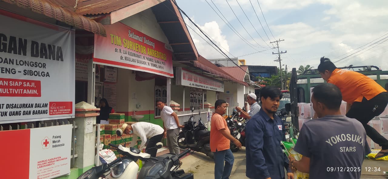 Bantuan Komunitas Akur Bienam Rantauprapat diserahkan kepada PMI Labuhanbatu untuk korban bencana alam.