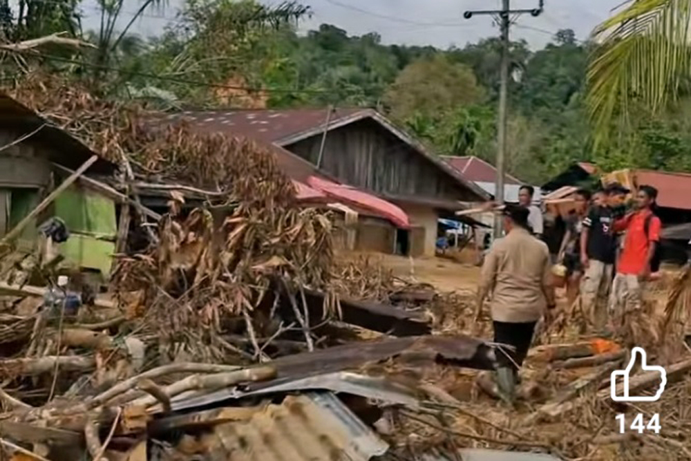 Bupati Tapteng, Masinton Pasaribu meninjau lokasi banjir dan longsor serta memastikan bantuan sampai ke warga.