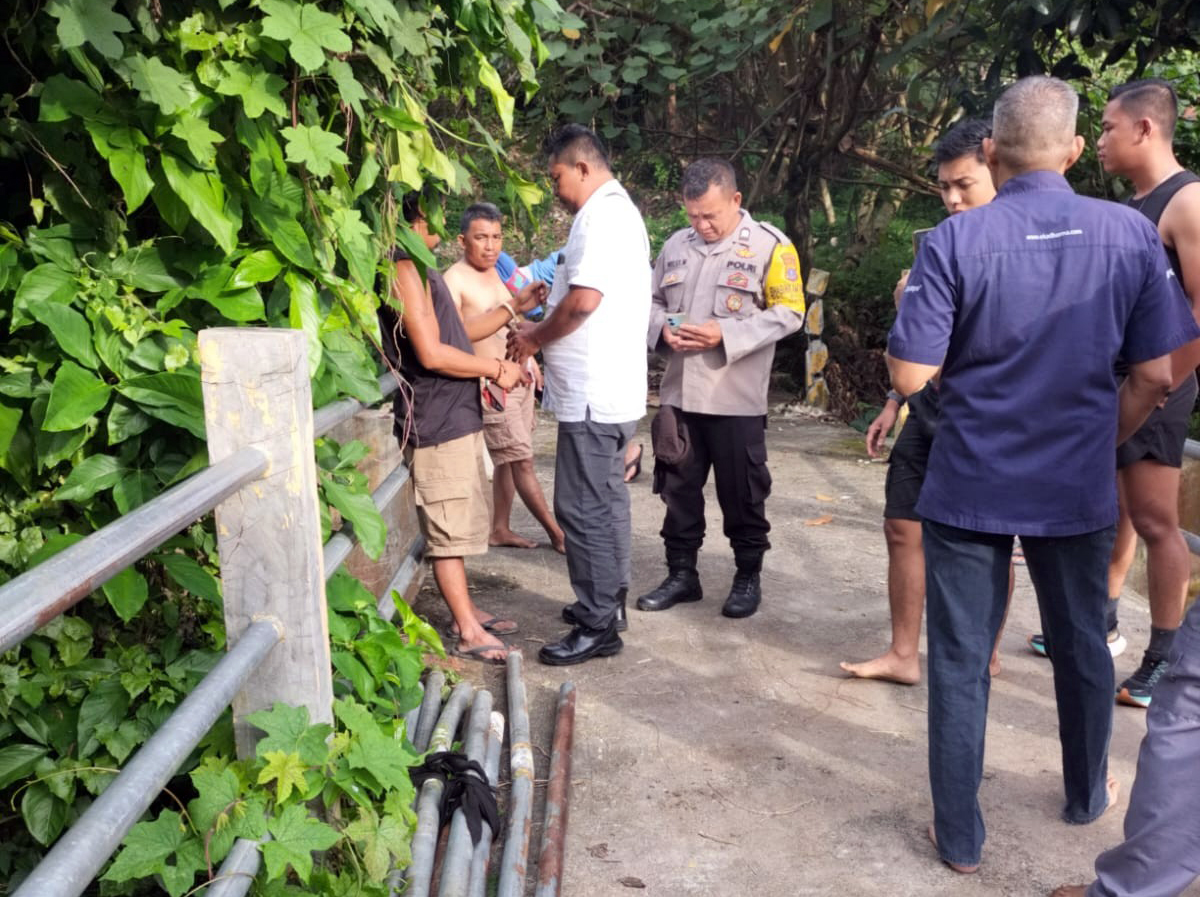 Pelaku pencurian besi jembatan diamankan petugas Polsek Siantar Barat bersama barang bukti.