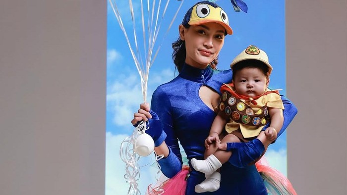 Erika Carlina bersama bayinya.