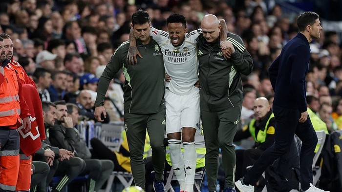 Eder Militao meninggalkan lapangan akibat cedera hamstring saat Madrid dikalahkan Celta Vigo.