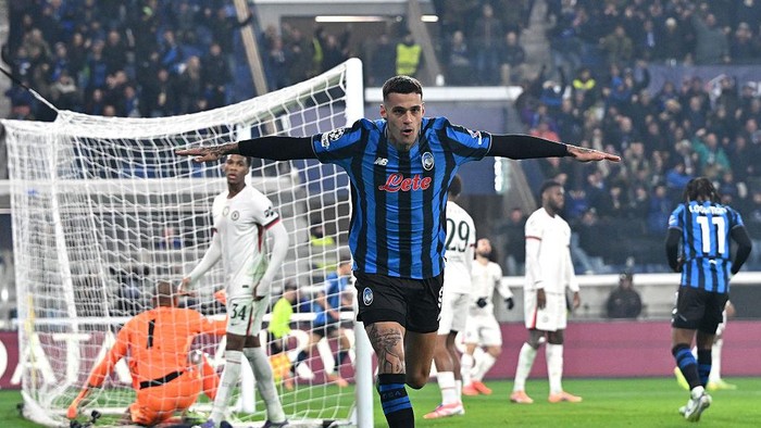 Gianluca Scamacca merayakan gol penyama kedudukan yang menjadi awal kebangkitan Atalanta atas Chelsea.
