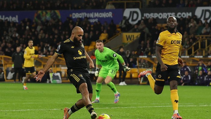 Bruno Fernandes mencetak gol keduanya saat Manchester United menghajar Wolves 4-1 di Stadion Molineux.