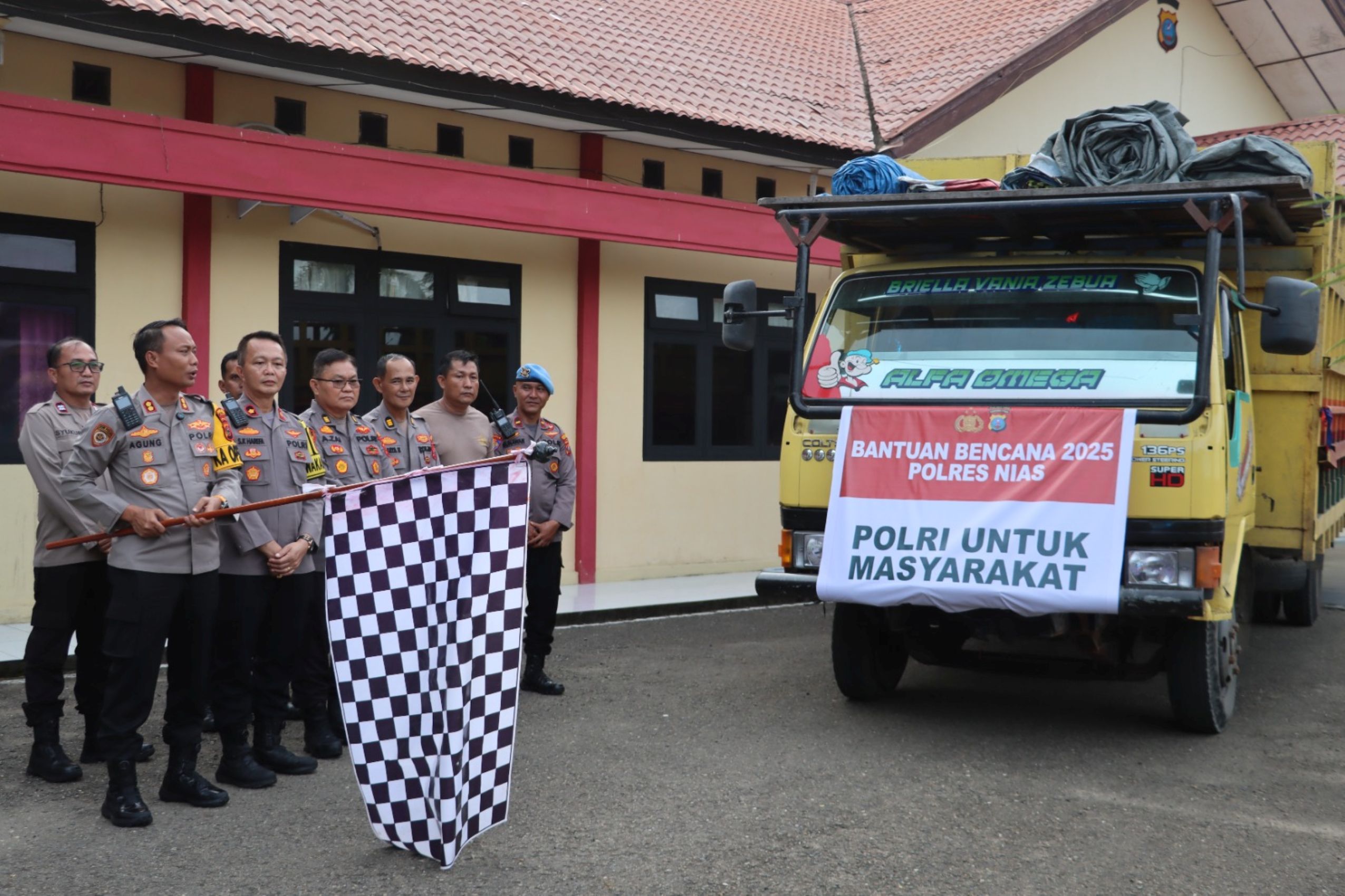 Kapolres Nias, AKBP Agung didampingi Waka Polres Kompol SK. Harefa memberangkatkan bantuan kemanusian korban bemcana alam di darah Sibolga/Tapanuli.