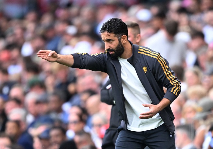 Manajer Manchester United, Ruben Amorim, memberikan instruksi kepada pemain saat timnya menekuk Wolves 4&ndash;1.