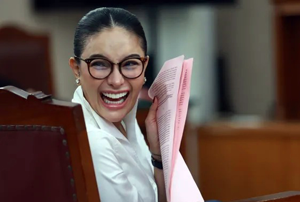 Nikita Mirzani seusai sidang. Pengadilan Tinggi Jakarta memperberat hukumannya menjadi 6 tahun penjara setelah dinilai terbukti melanggar UU ITE dan TPPU.