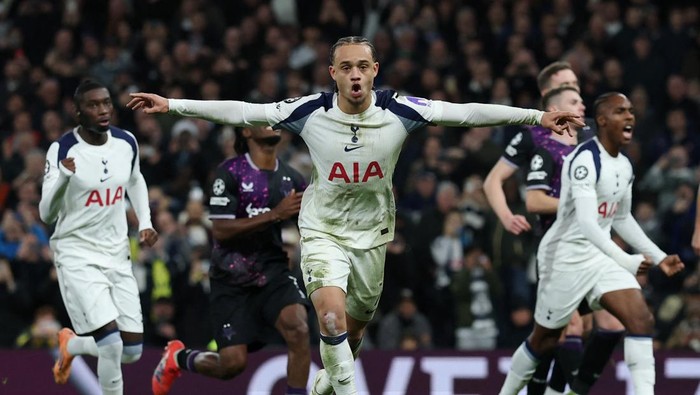 Pemain Tottenham Hotspur merayakan gol kedua lewat penalti Mohammed Kudus pada laga kontra Slavia Praha.