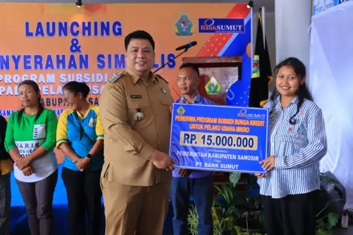 Pemkab Samosir resmi meluncurkan kredit UMKM tanpa bunga pertama di Sumatera Utara, dicairkan langsung Bupati Vandiko Gultom.