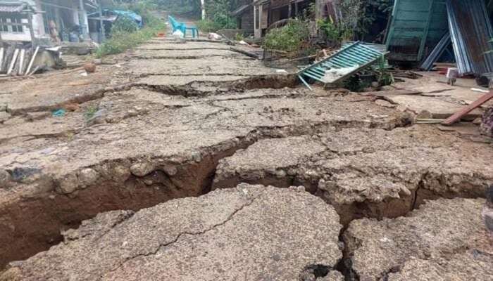 Pergerakan tanah pascabanjir bandang memaksa ratusan warga Desa Tandihat di Angkola Selatan mengungsi massal.