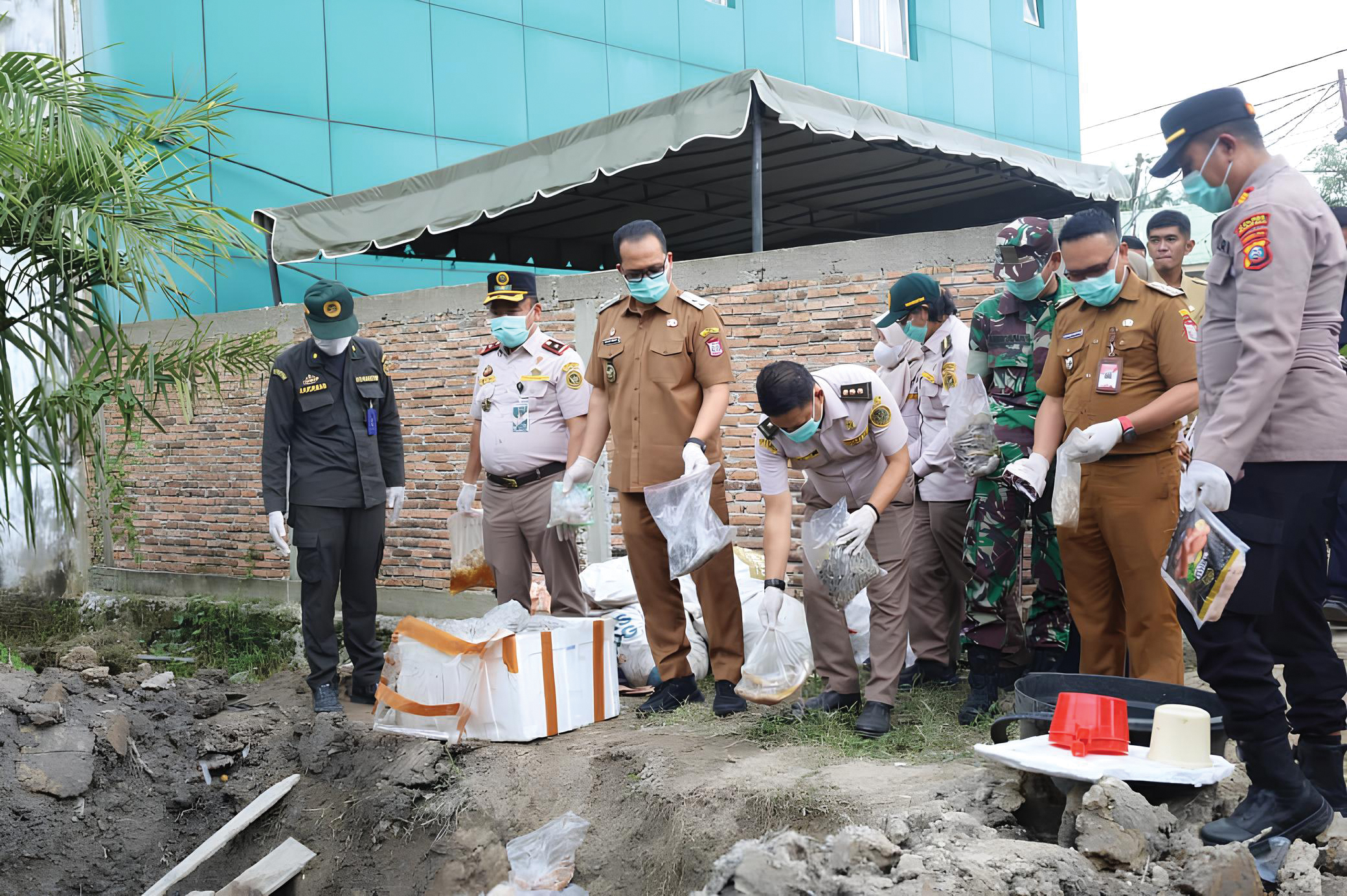 Petugas Karantina memusnahkan berbagai media pembawa hama dan penyakit berbahaya hasil sitaan dari Malaysia dan Surabaya.