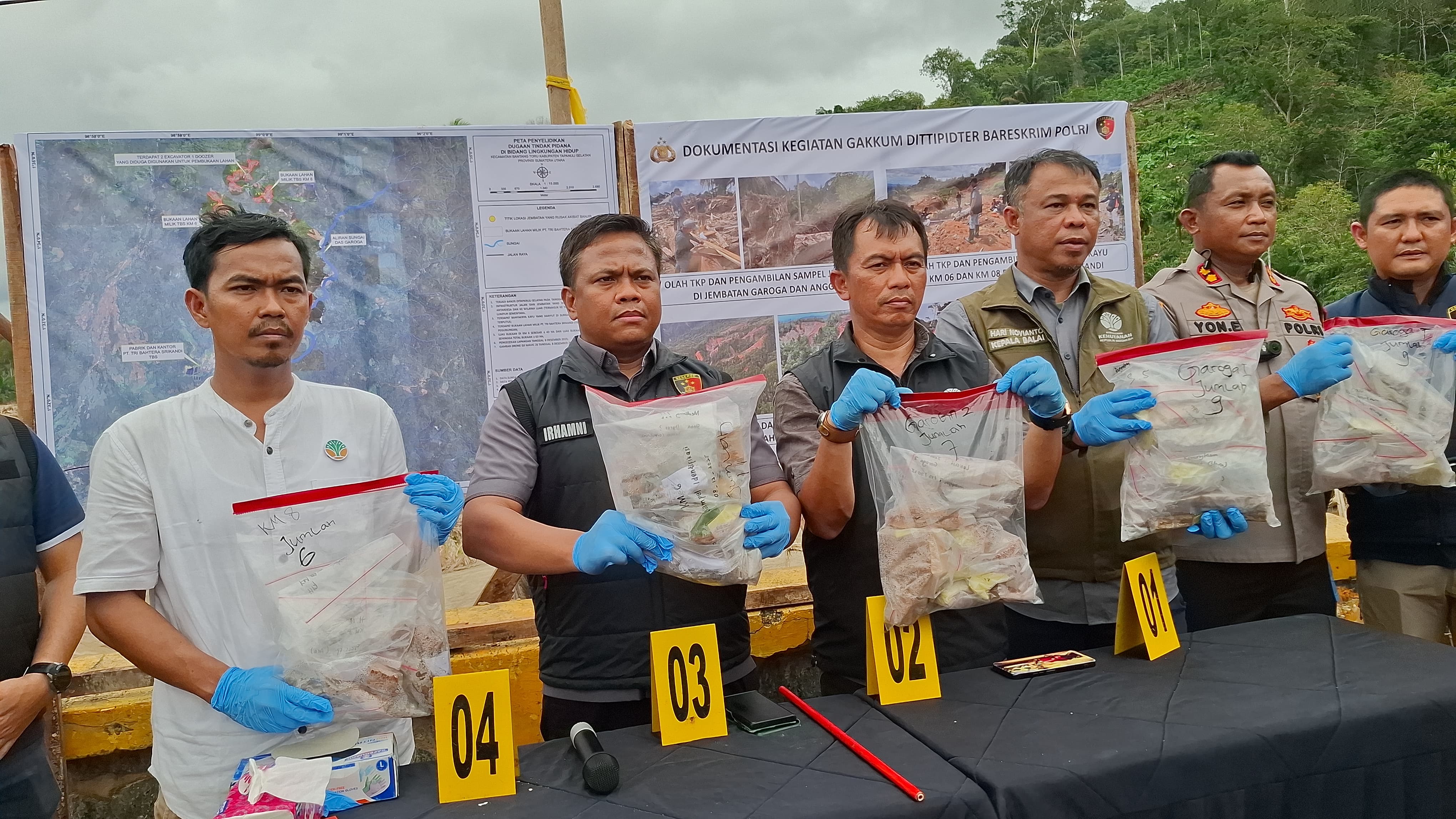 Direktur Tipiter Bareskrim Polri Brigjen Mohammad Irhamni meninjau bukaan lahan PT TBS di hulu Sungai Garoga yang disegel karena diduga menjadi penyebab banjir bandang Batangtoru.