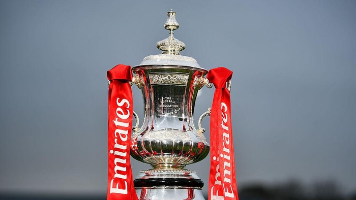 Proses drawing Babak Ketiga Piala FA 20252026 yang menghasilkan sederet laga panas, termasuk MU vs Brighton dan Crystal Palace yang bertemu tim Divisi Enam.