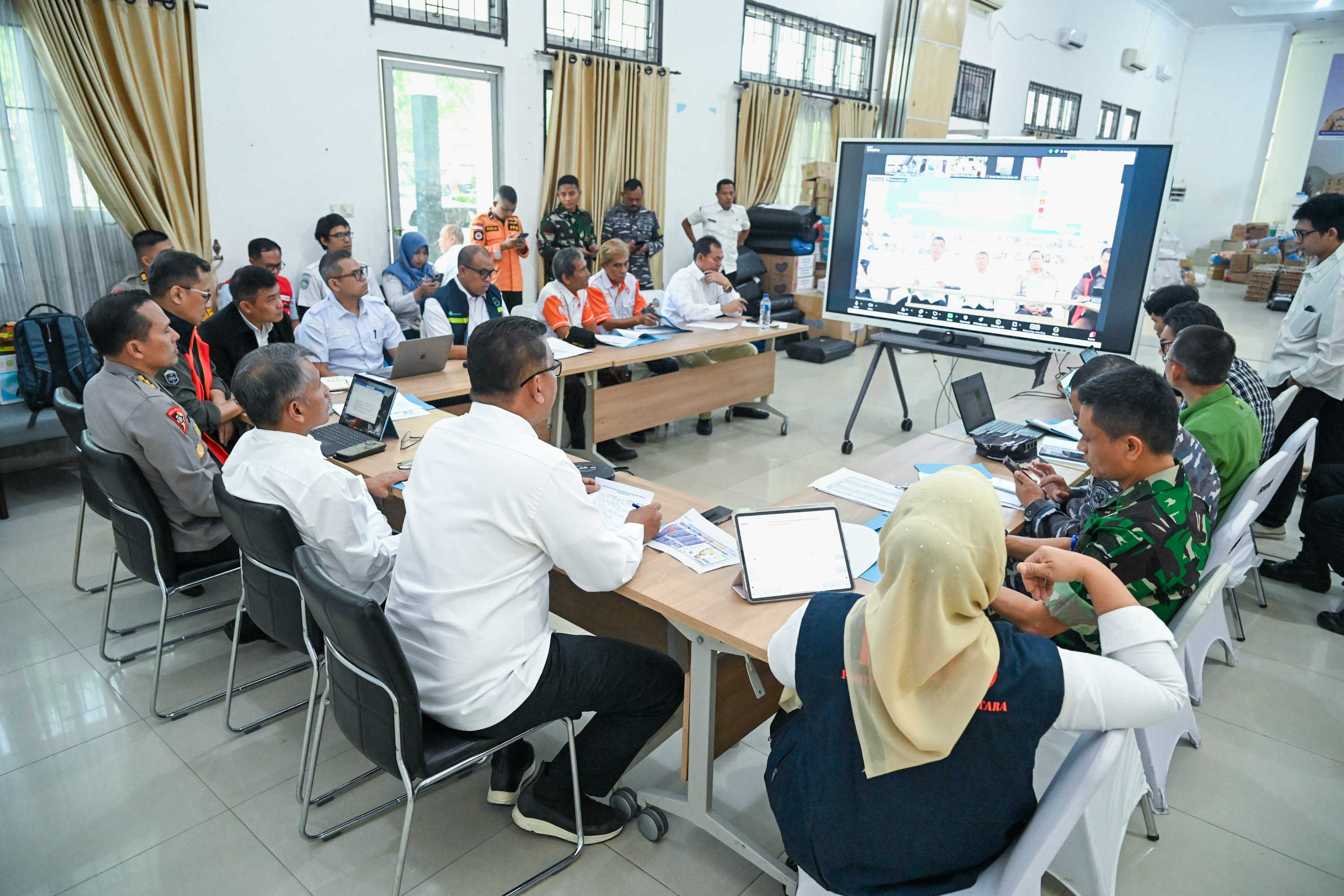 Asisten Pemerintahan dan Kesejahteraan Rakyat Provinsi Sumut yang juga Ketua Harian Posko Darurat Bencana Sumut, Basarin Yunus Tanjung, memimpin secara daring Rapat Evaluasi Penanganan Bencana.