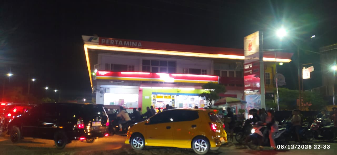 Ratusan pengendara motor dan mobil mengantre panjang di SPBU Simpang Mangga, Rantauprapat.