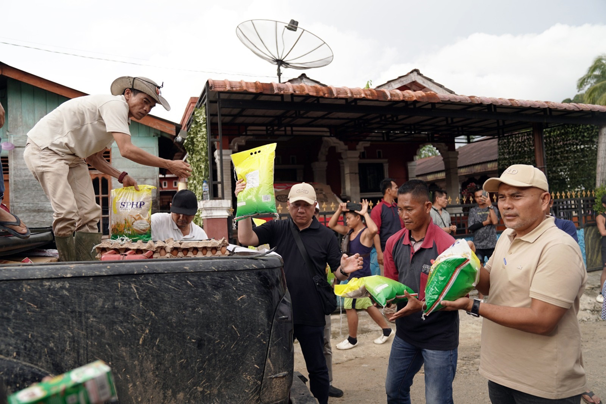 Sabam Rajagukguk menyerahkan bantuan kepada warga Desa Sibiobio dan Muara Sibuntuon yang terdampak banjir dan longsor.