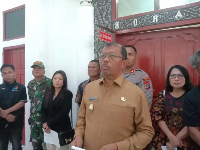 Petugas SPBU di Toba memastikan distribusi BBM berjalan normal setelah Pemkab Toba dan aparat menyiapkan razia pengecer untuk mencegah kelangkaan.